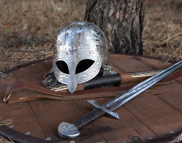 Меч викингов и железный шлем с защитой для носа и щек