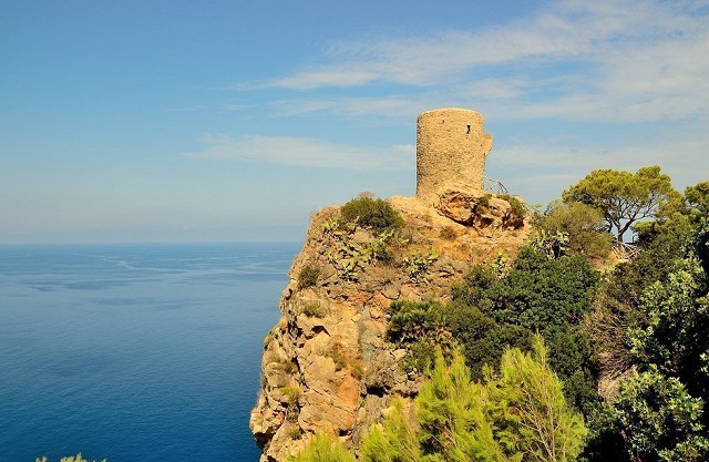 Старая сторожевая башня на средиземноморском острове Майорка