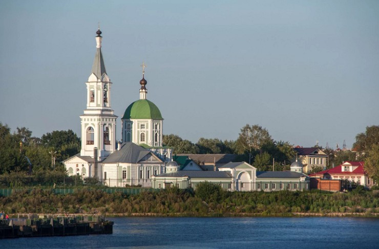 Православный женский Екатерининский монастырь на левом берегу Волги