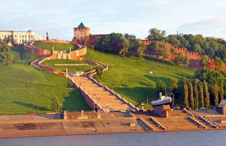 Вид на Нижегородский кремль и реку с многоуровневой набережной Федоровского