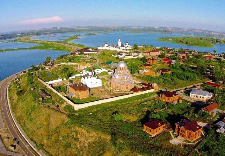 Свияжск — исторический остров-град в 30 км от Казани