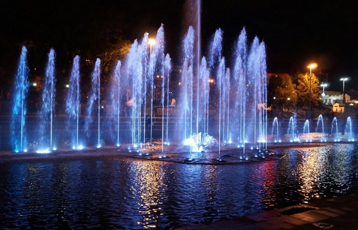 Фонтаны с ночной подсветкой в центре Екатеринбурга 