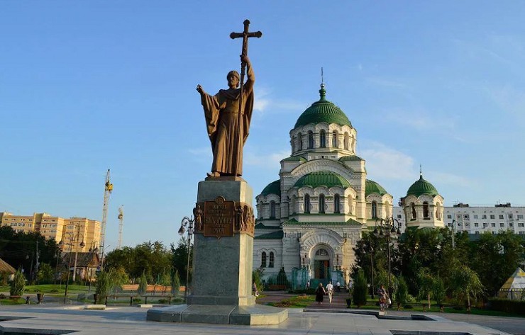 Свято-Владимирский кафедральный собор и памятник святому Владимиру — крестителю Руси
