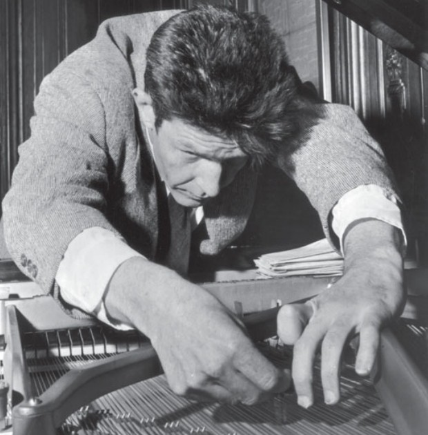 1957 год, Джон Кейдж «готовит» рояль к выступлению, размещая между струн, под струнами и под молоточками различные предметы, изменяющие звук
