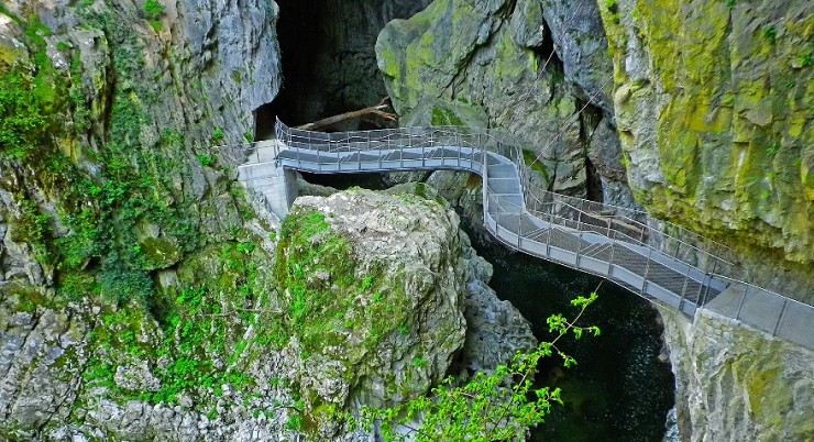 Мост между пещерами