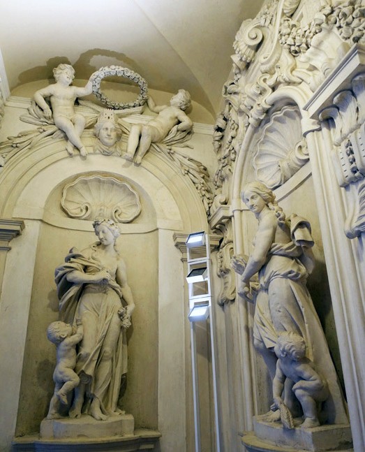 Скульптура Дворца Леони Монтанари