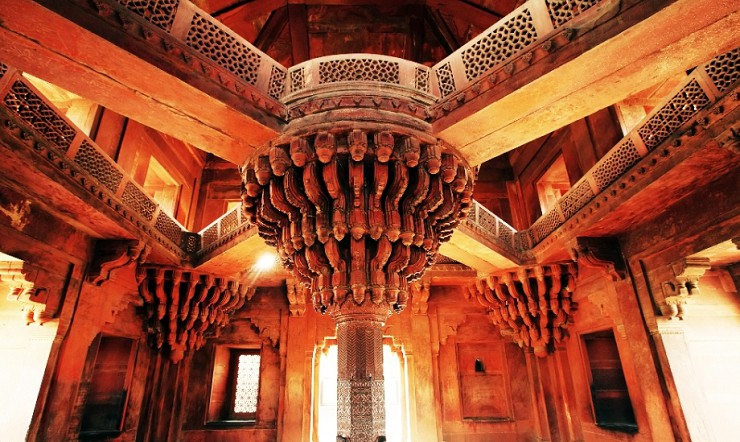 Центральная колонна в зале Фатехпур-Сикри
