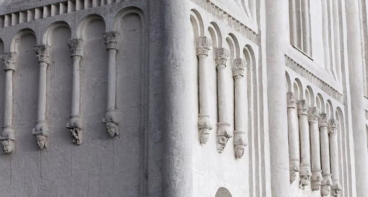 Украшения на стенах церкви Покрова Пресвятой Богородицы на Нерли