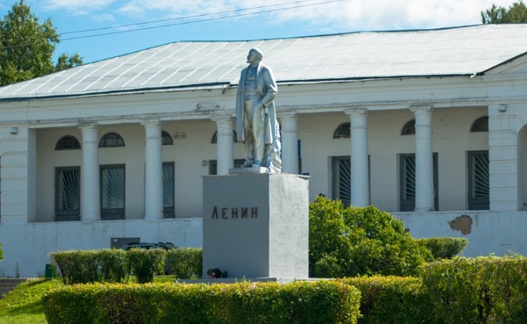 Памятник В.И. Ленину на площади перед торговыми рядами