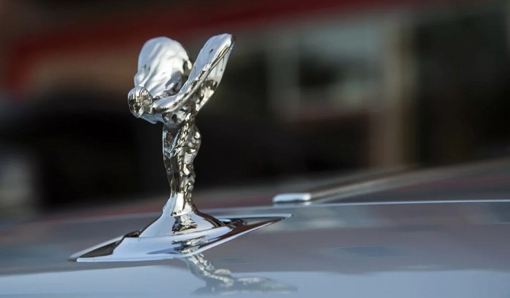 Знаменитая фигурка Spirit of Ecstasy на капоте Rolls-Royce Phantom V