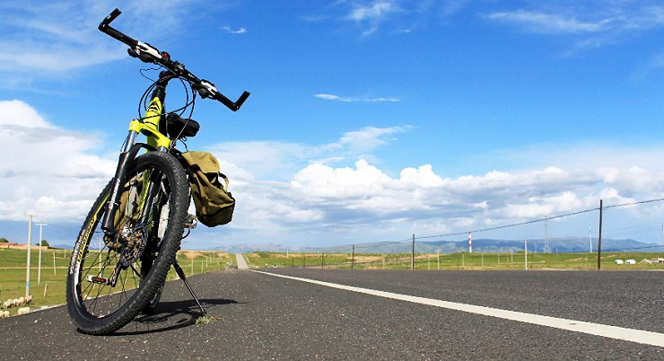 На спортивном велосипеде лучше ездить по асфальтированным дорогам