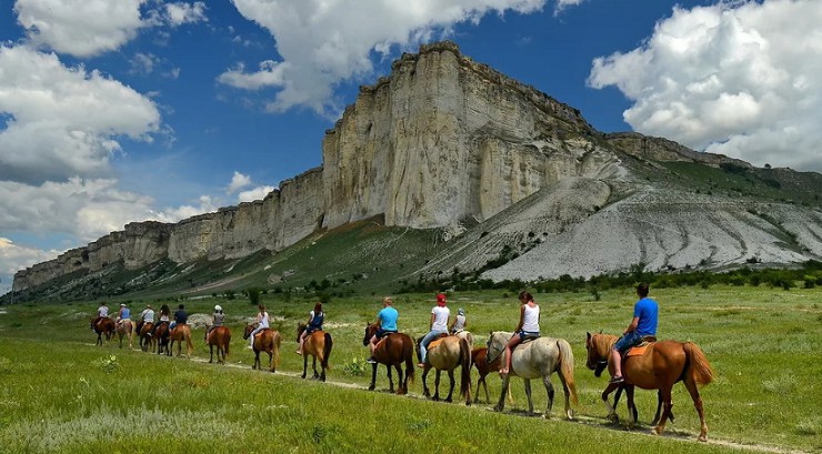 Маршруты конных путешествий проходят по самым красивым местам