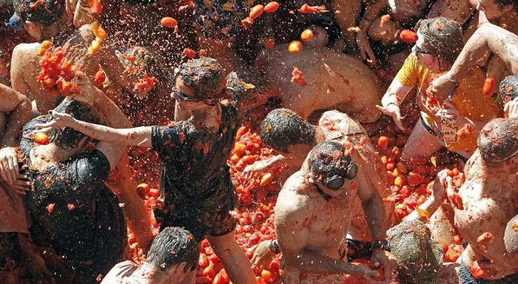 Беспощадное томатное сражение в испанском Буньоле