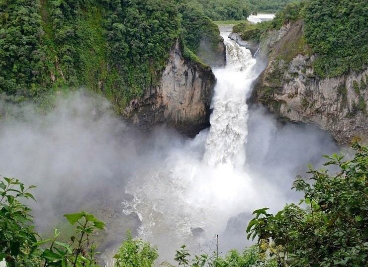 Вид на водопад Сан-Рафаэль в Эквадоре