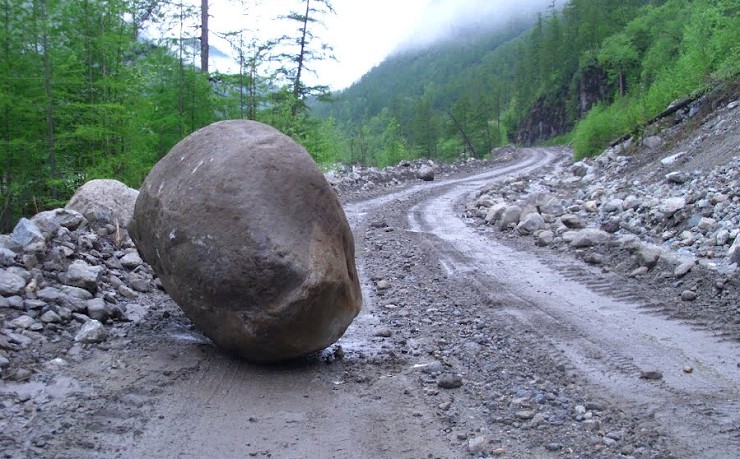 Бесформенный камень у дороги