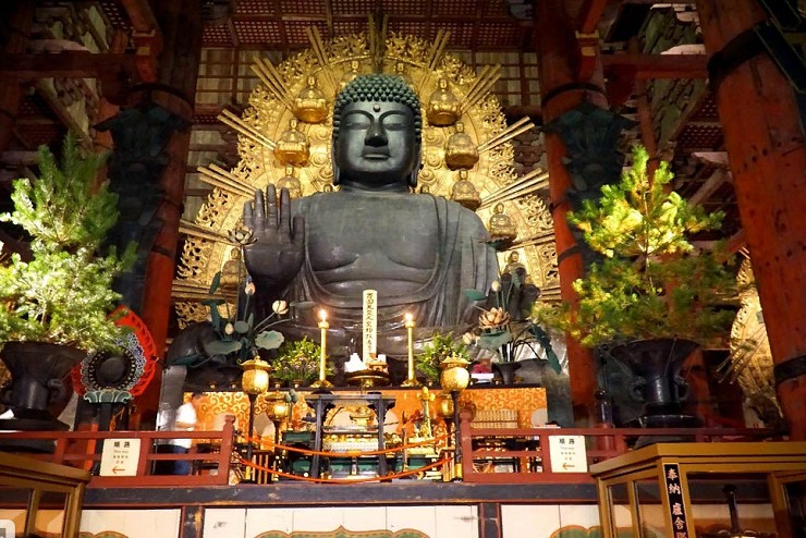 Большой Будда Вайрочана в храме Тодай-дзи школы Кэгон в Нара, Япония — одно из воплощений Аматэрасу