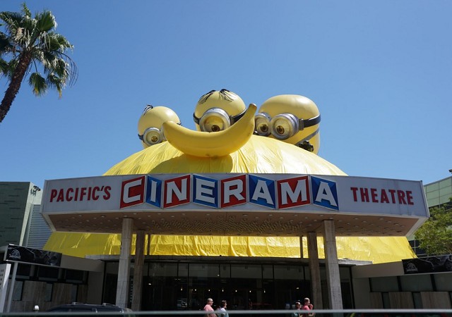 промо мультфильма о миньонах на здании кинотеатра Cinerama Dome на бульваре Сансет в Голливуде