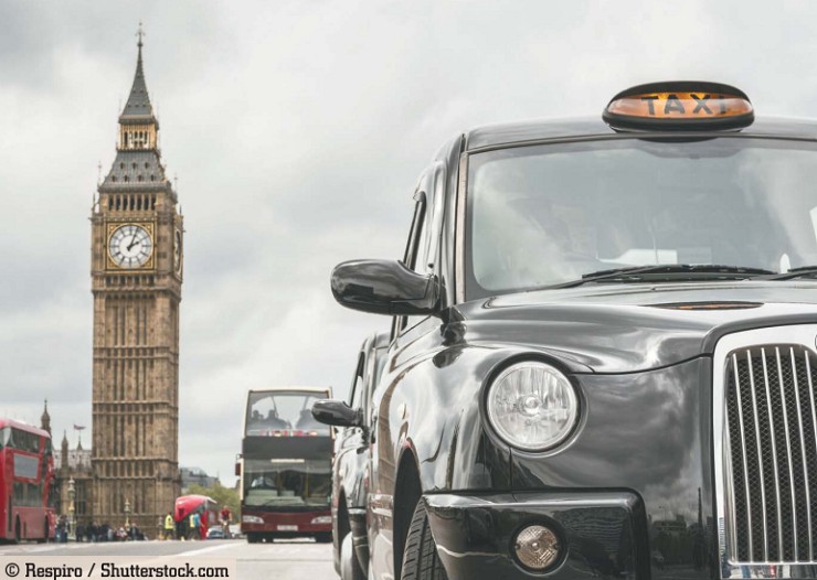 Такси и красный автобус Лондона на фоне Биг-Бена в пасмурный день. Лондон, Великобритания, 21 мая 2016 г.