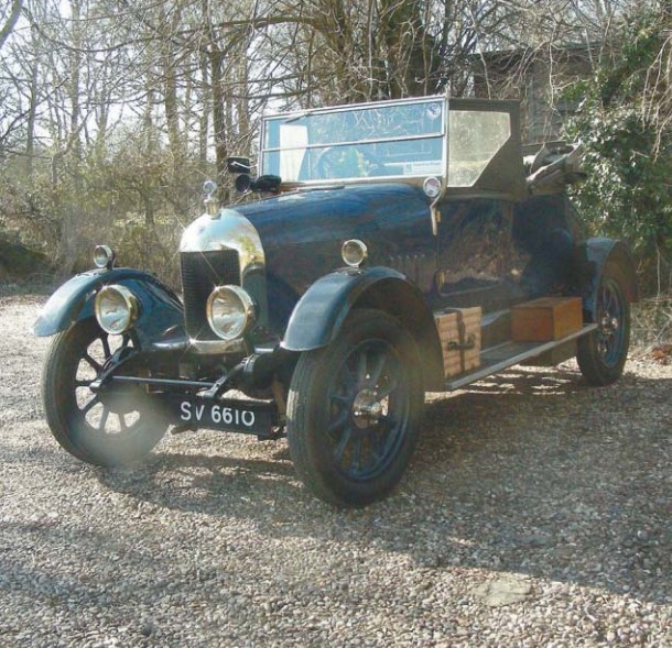 Первый автомобиль компании Morris Motors — Morris Oxford, получивший прозвище «bullnose» («бычий нос») за характерный закругленный сверху обвод радиатора