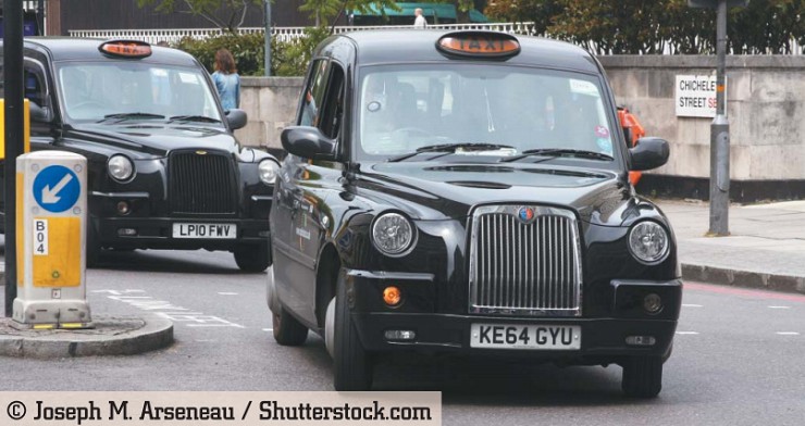 Такси Лондона, или «черный кэб», ТХ4 около улицы Чичели. ТХ4 — специально созданное такси, выпускаемое The London Taxi Company. Лондон, Великобритания, 12 июня 2015 г.
