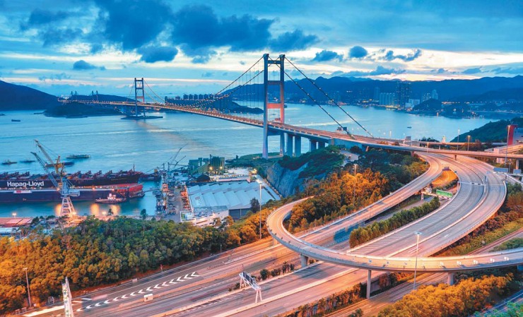 Автомагистраль и висячий мост Цинма в Гэнконге (шестой в мире по длине)
