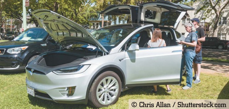 Посетители Саутсайд-парка осматривают автомобиль Tesla Model X с дверями-крыльями в рамках ежегодного празднования Дня Земли в Саутсайдпарке. Сакраменто, США, 22 апреля 2018 г.