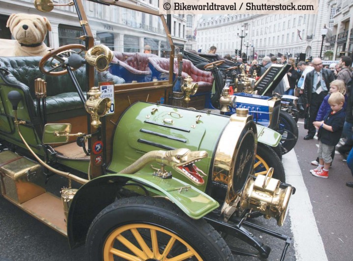 Spyker 1905 г. среди винтажных автомобилей. Некоторые участники демонстрируют свои старые автомобили за день до пробега London's Regent Street. Лондон, Великобритания, 6 ноября 2010 г.