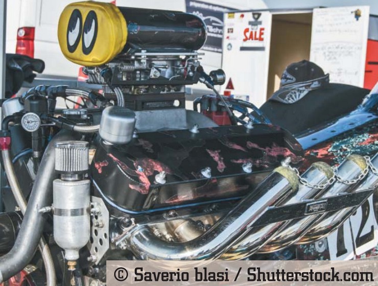 Вид на двигатель и все его детали автомобиля драгстер, на соревновании драгстеров. Риванаццано, Италия, 15 октября 2017 г.