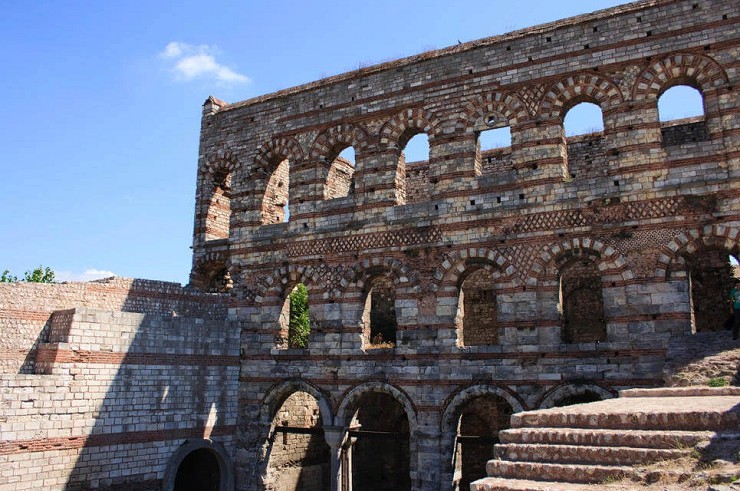 Руины императорского Влахернского дворца в Стамбуле (Константинополе). Современный вид
