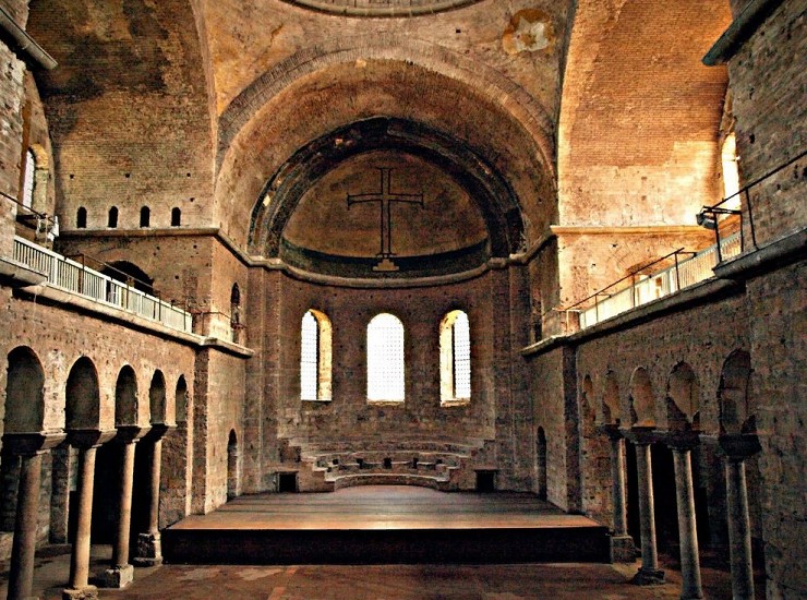 Церковь Св. Ирины в Константинополе (Стамбуле). Крест – мозаика VIII в. 