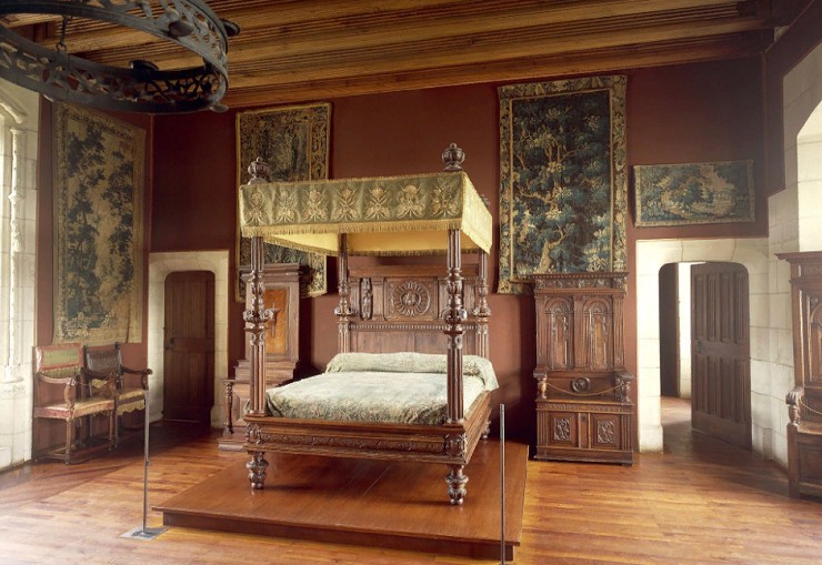 Спальня Генриха II с его кроватью и обстановкой XVI в.