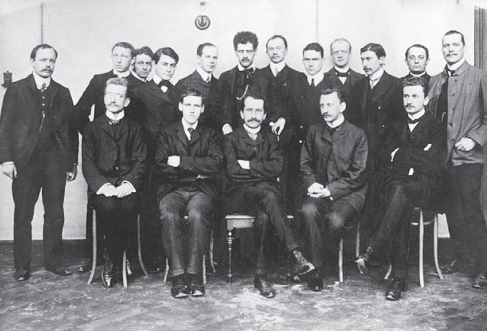 Групповое фото учеников Рентгена. А. Ф. Иоффе второй слева (сидит)