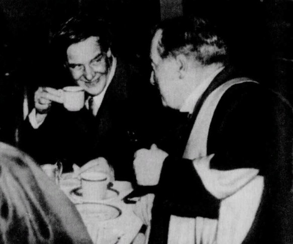 П. Л. Капица на обеде с канцлером Кембриджского университета Стэнли Болдуином на приеме по случаю открытия Мондовской лаборатории. Кембридж, 3 февраля 1933 года