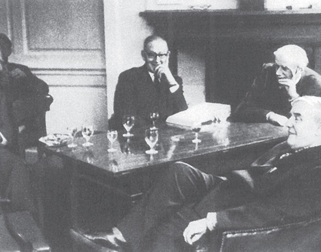 Последнее заседание «Клуба Капицы» в Кембридже. Слева направо: Д. Шенберг, Дж. Кокрофт, П. Дирак, П. Капица. 10 мая 1966 года