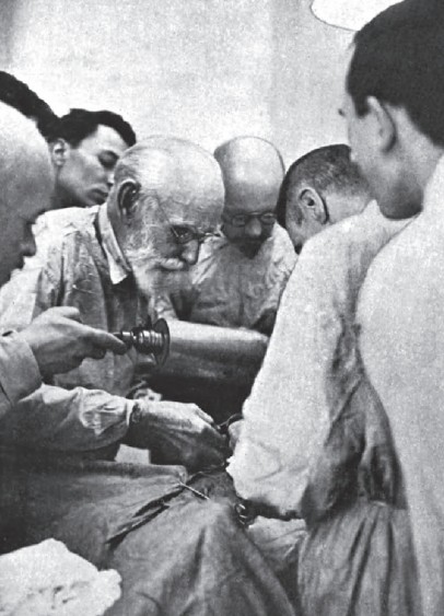 И. П. Павлов со своими помощниками делает операцию