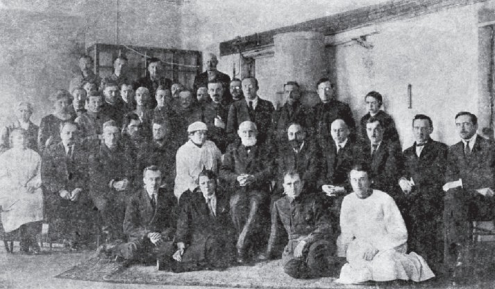 Ученики школы И. П. Павлова. Снимок в день его 75-летия
