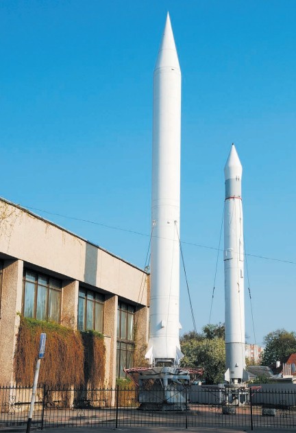 Модели ракет возле Музея космонавтики имени С. П. Королева