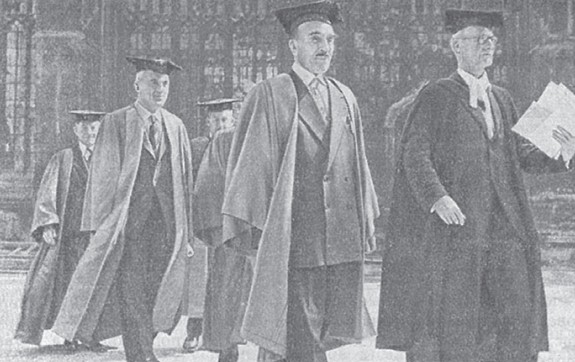 Семенов во время церемонии присуждения ему диплома Doctor Emeritus в Оксфордском университете
