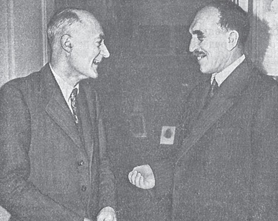 Н. Семенов (справа) и английский химик С. Хиншелвуд, 1956 год