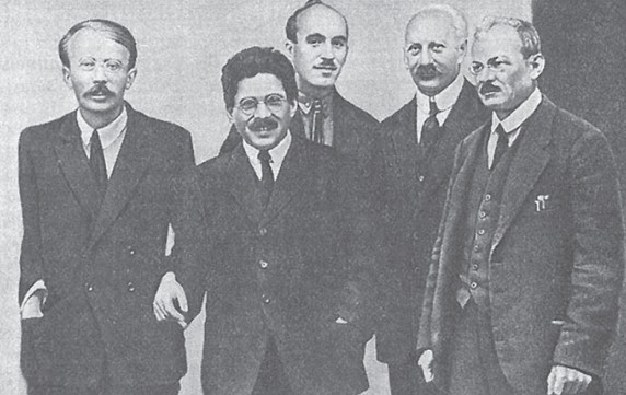 Съезд физиков, Ленинград, 1924 год, Н. Н. Семенов на втором плане слева 