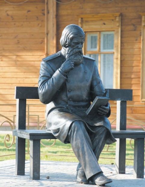 Памятник В. М. Бехтереву у Музея уездной медицины, Елабуга