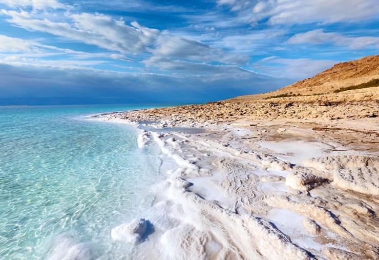Мертвое море — соленое озеро между Израилем и Иорданией