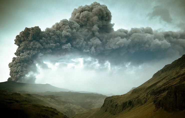 Шлейф пепла и пыли исландского вулкана
