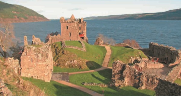 Замок Аркарт на берегу озера Лох-Несс в Шотландии (Великобритания)