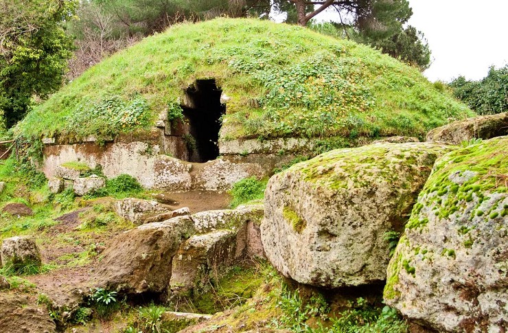 Гробница этрусков в некрополе Бандитачча в археологической зоне города Черветере