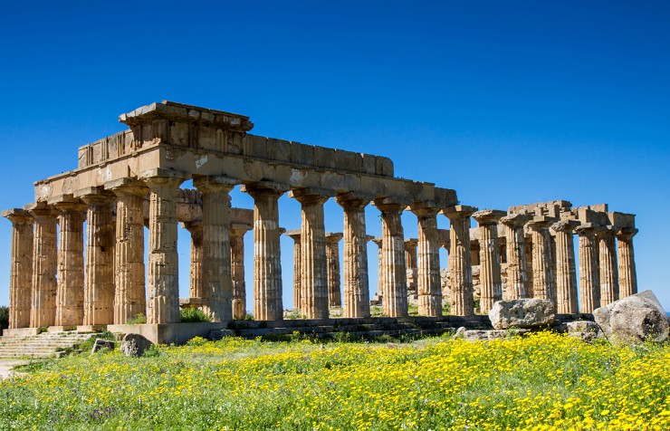 Развалины акрополя древнегреческого города Селинунта. Городок Маринелла 