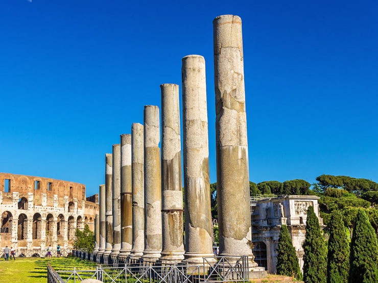Колоннада храма Ромы и Венеры на римском форуме