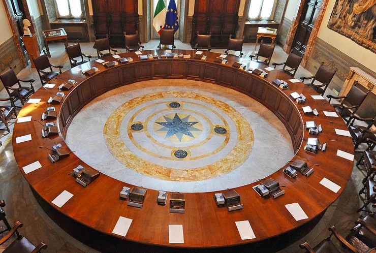 Большой зал заседаний Совета министров Италии в палаццо Киджи в Риме