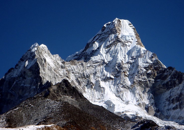 Ама Даблам — одна из красивейших вершин в Гималаях