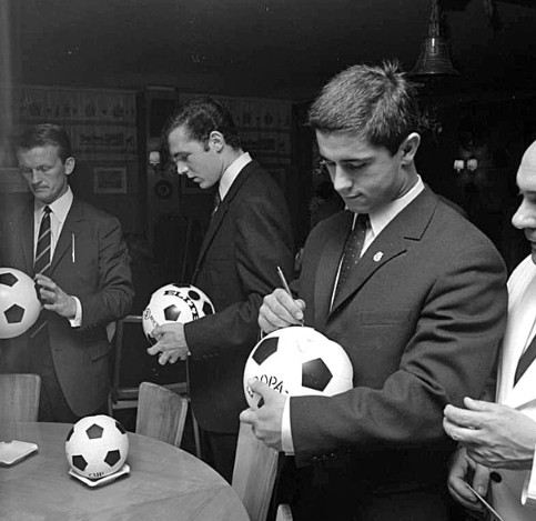 Мюллер дает автограф на футбольном мяче, 1967 год